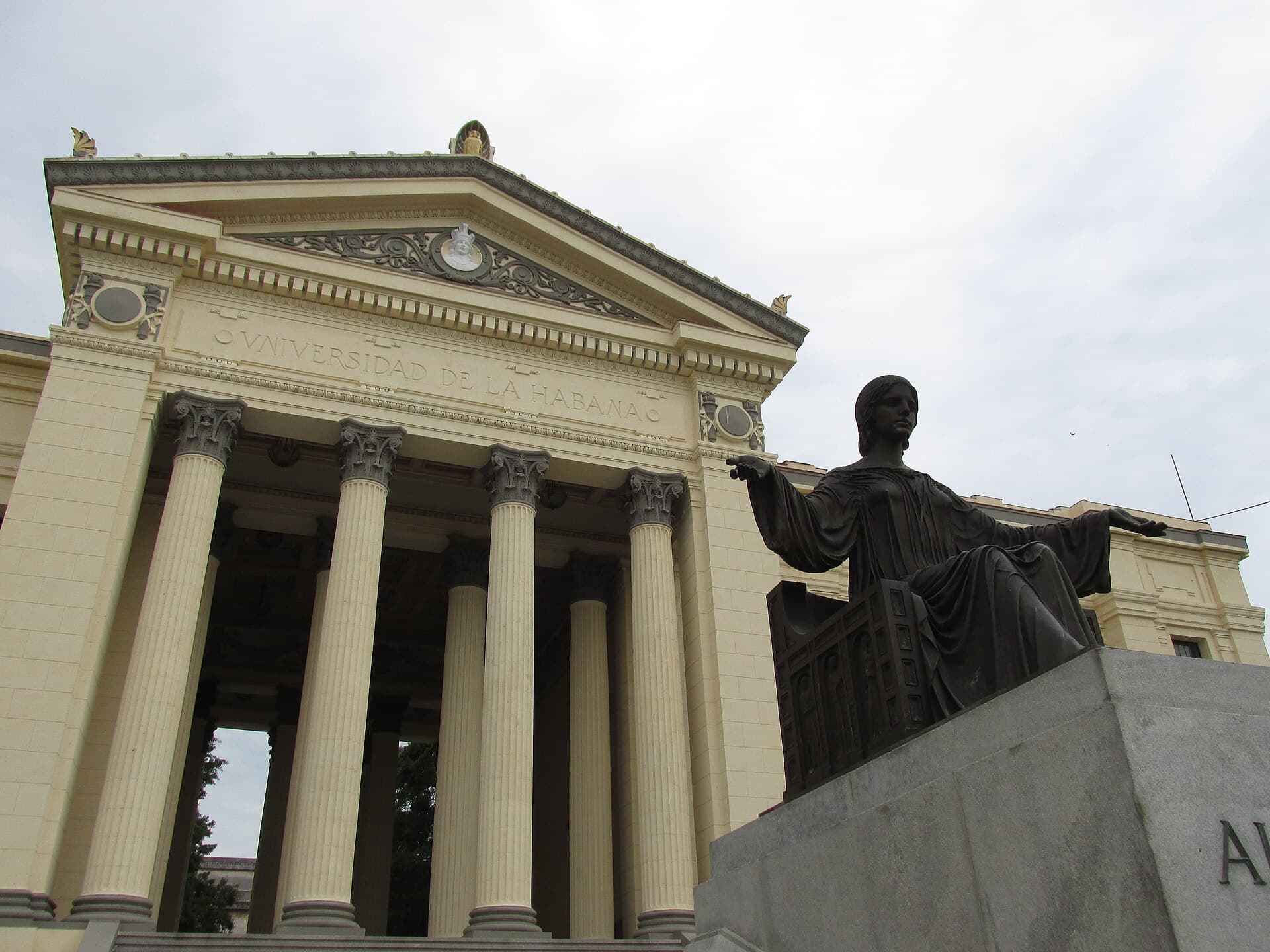 The Alma Mater statue and portico at the University of Havana
